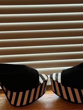 Source Unknown Black and White Striped Platform Wedge Heels